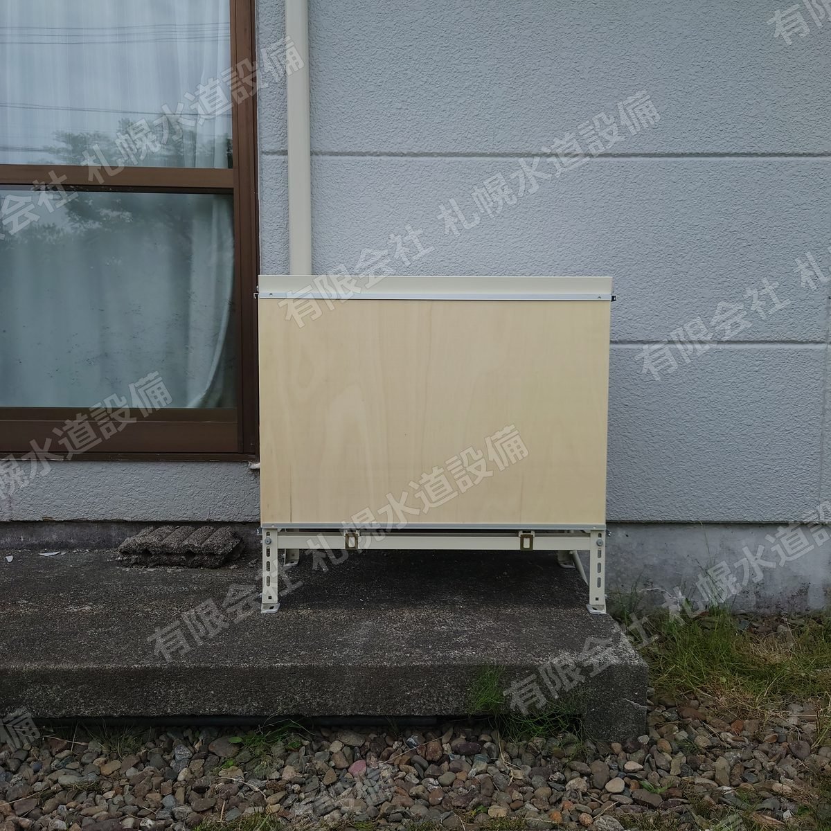 エアコン取付 コンパネ板を取り付けた状態